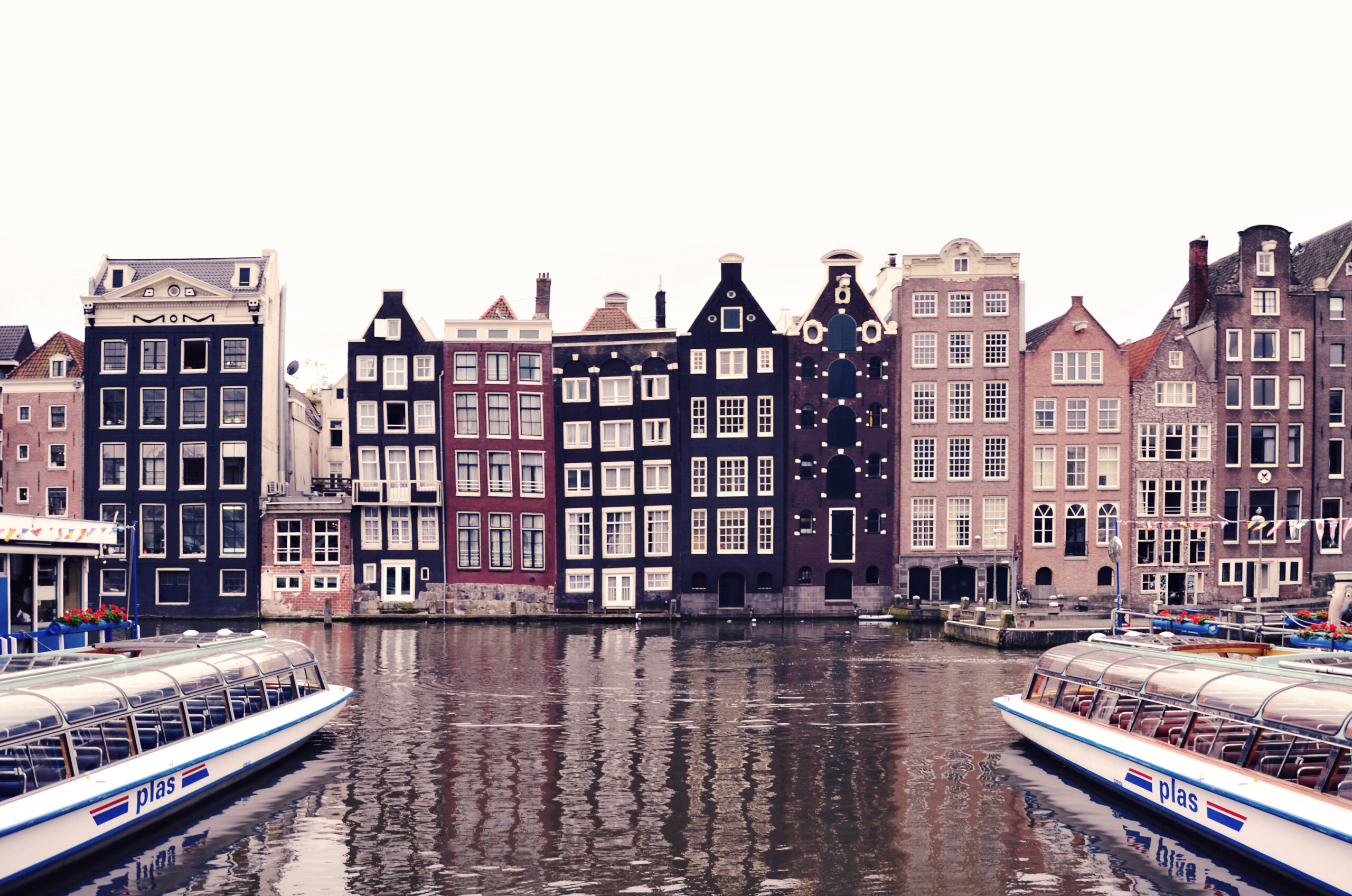 Discover Pays-Bas Insolite, a new perspective on the flat country