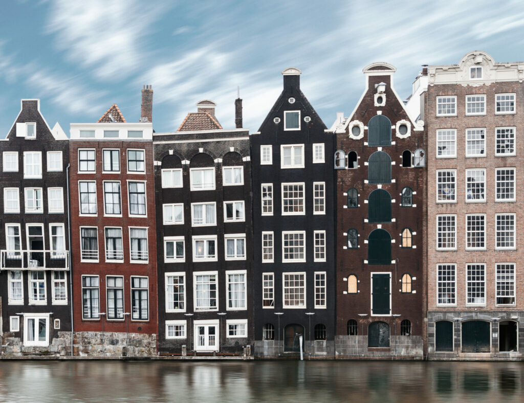 Les maisons penchées d’Amsterdam, un mystère architectural fascinant