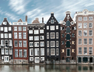 Les maisons penchées d’Amsterdam, un mystère architectural fascinant