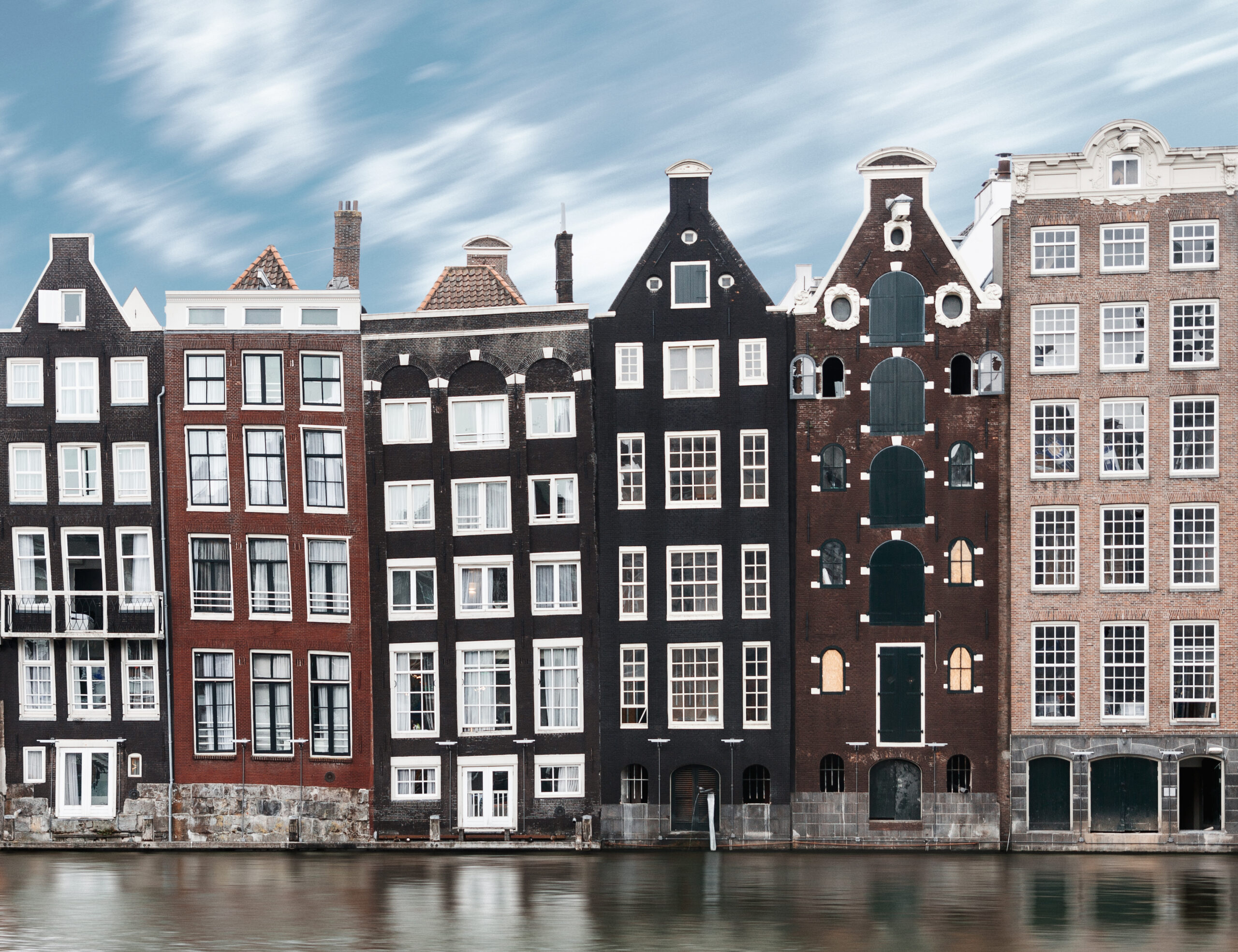 Les maisons penchées d’Amsterdam, un mystère architectural fascinant
