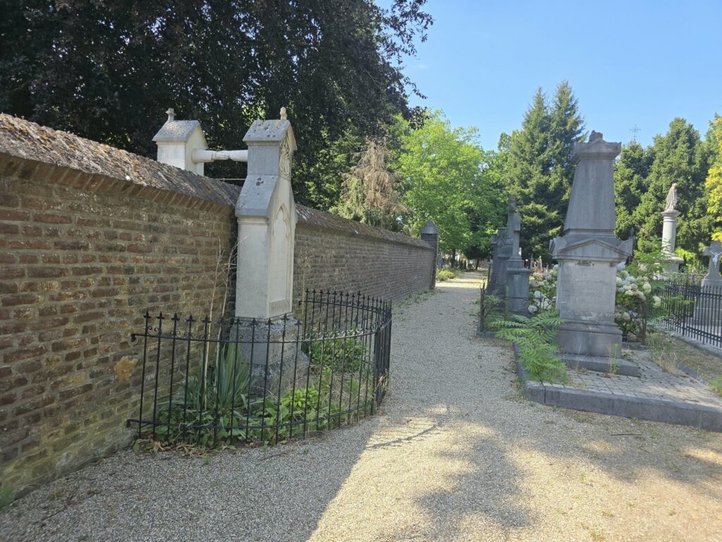 Tombe aux mains